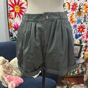 Doen Pleated High-Waist Bermuda Shorts in Slate Gray